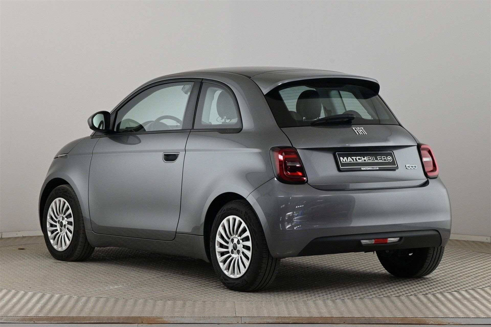 Grå Fiat 500e fra 2023