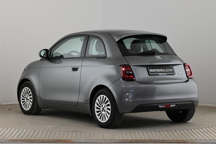 Grå Fiat 500e fra 2023