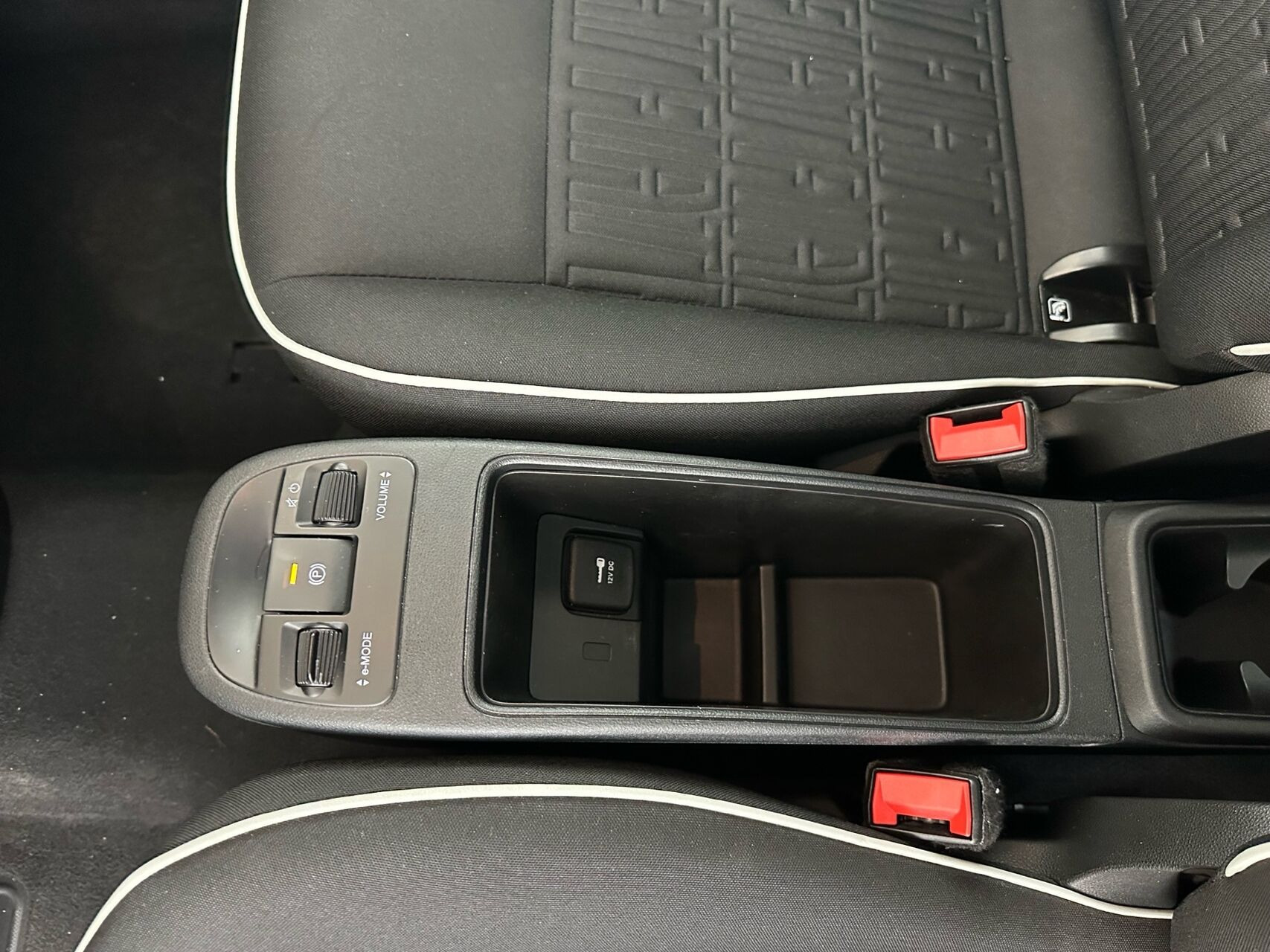 Grå Fiat 500e fra 2023