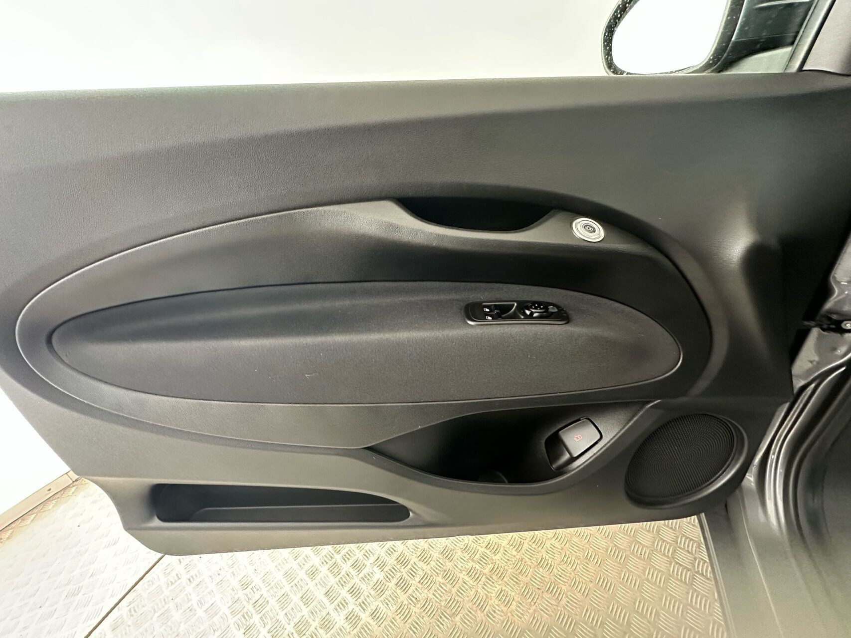 Grå Fiat 500e fra 2023