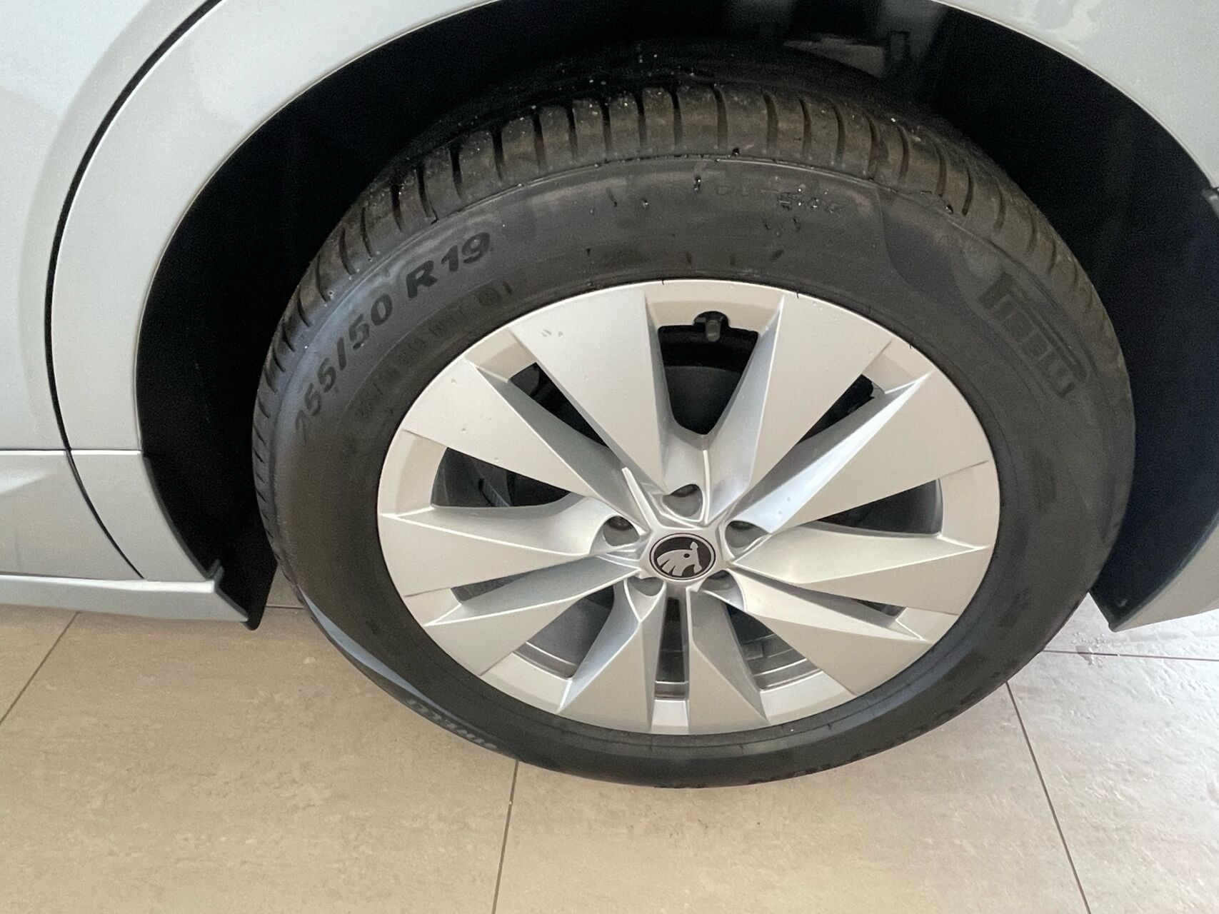 Grå Skoda Enyaq fra 2026