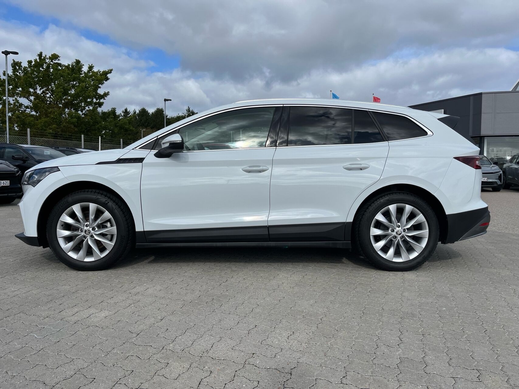 Hvid Skoda Enyaq fra 2022
