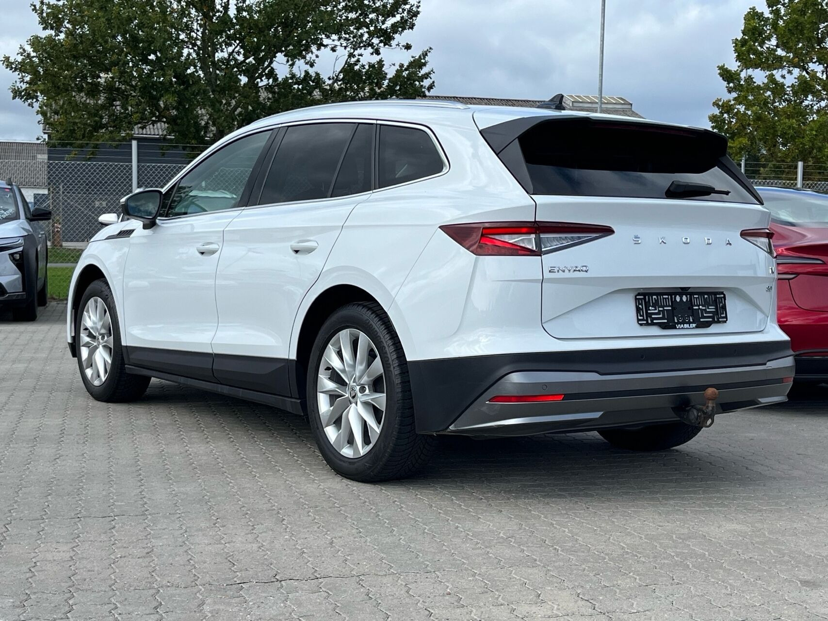 Hvid Skoda Enyaq fra 2022