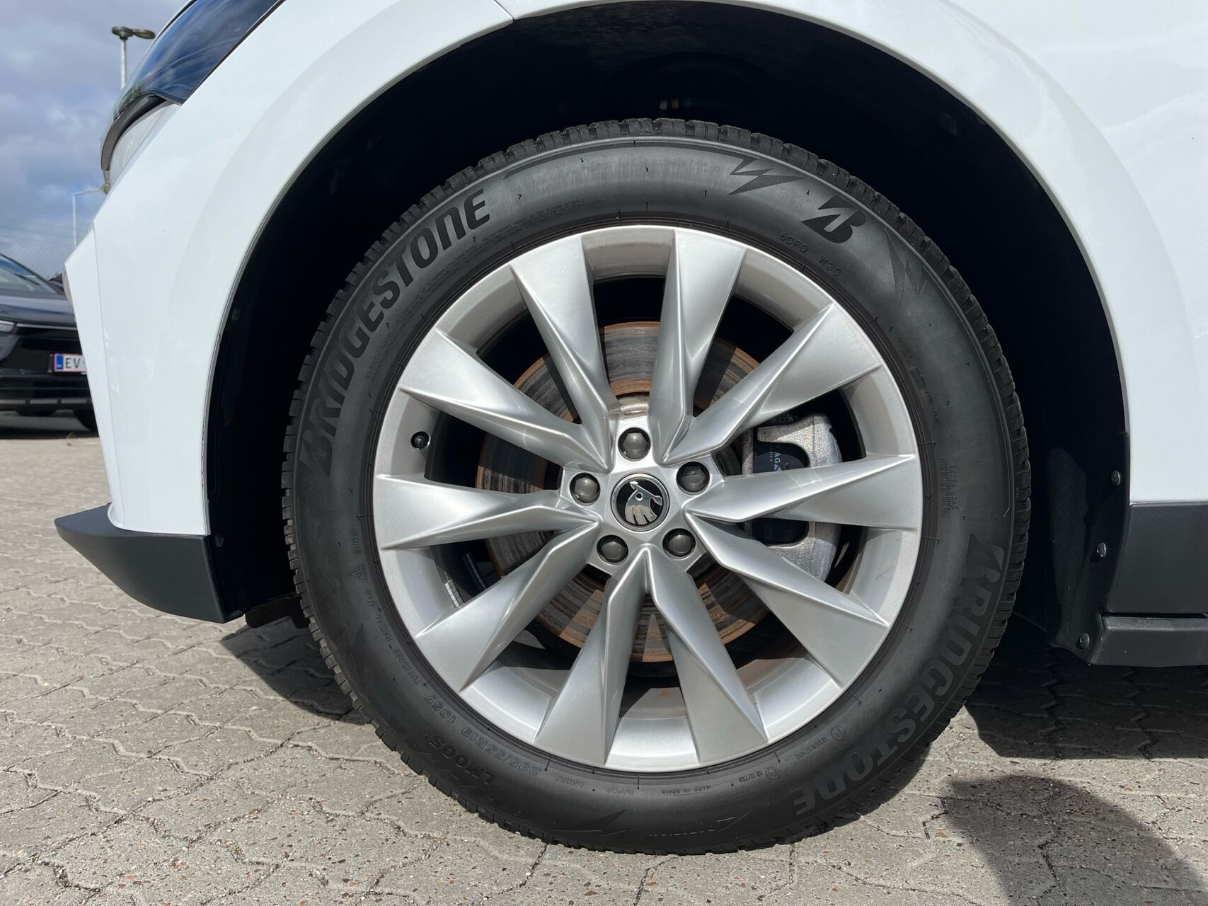 Hvid Skoda Enyaq fra 2022