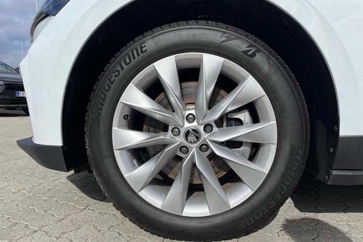 Hvid Skoda Enyaq fra 2022
