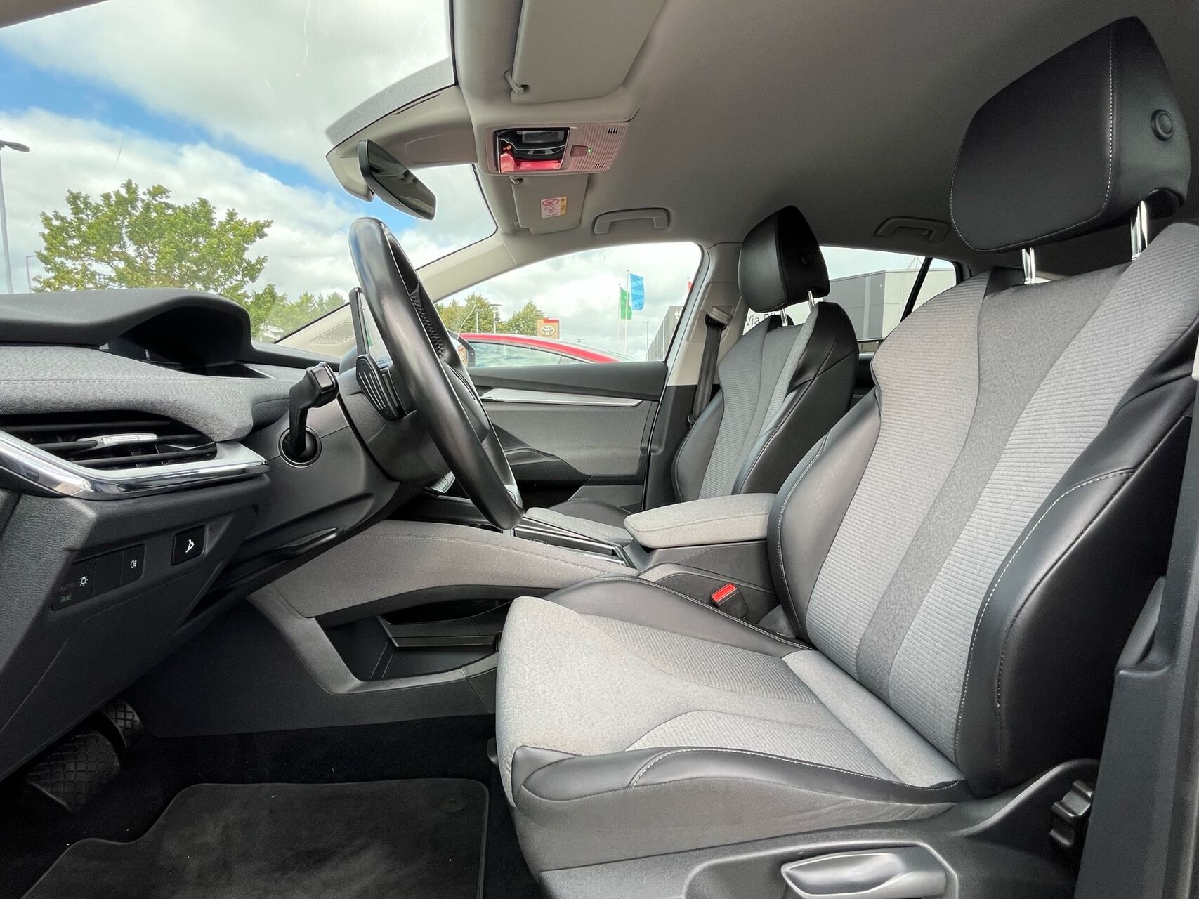 Hvid Skoda Enyaq fra 2022