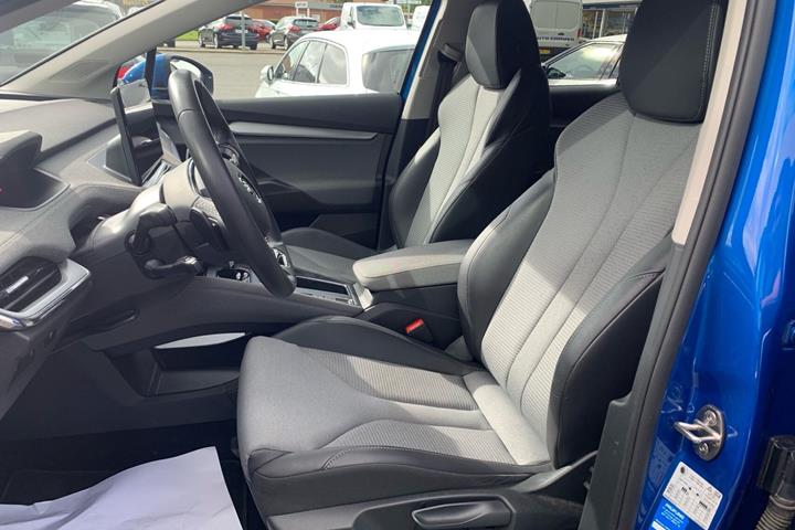 Blå Skoda Enyaq fra 2023