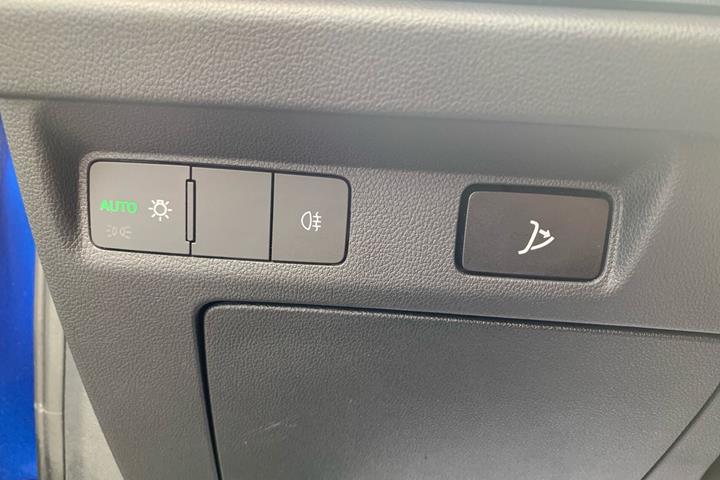 Blå Skoda Enyaq fra 2023