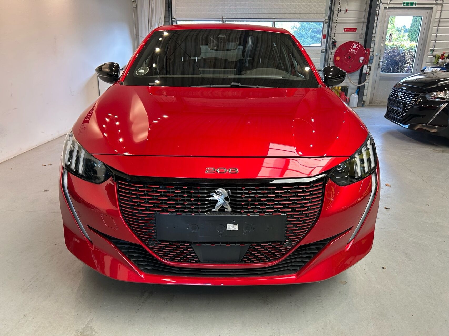 Rød Peugeot e-208 fra 2023