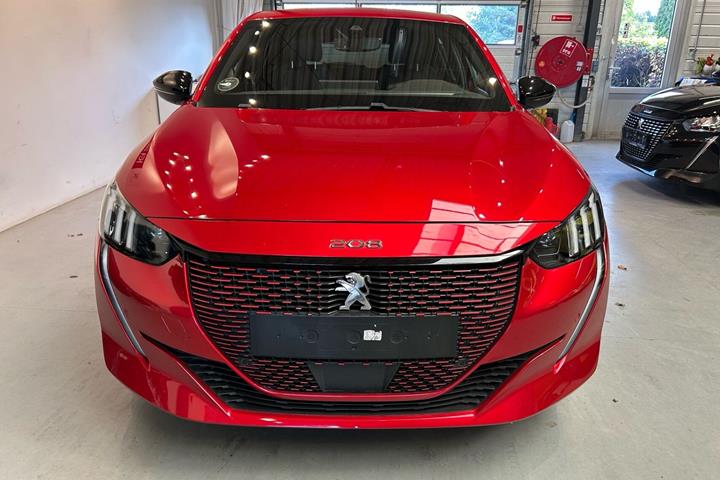 Rød Peugeot e-208 fra 2023