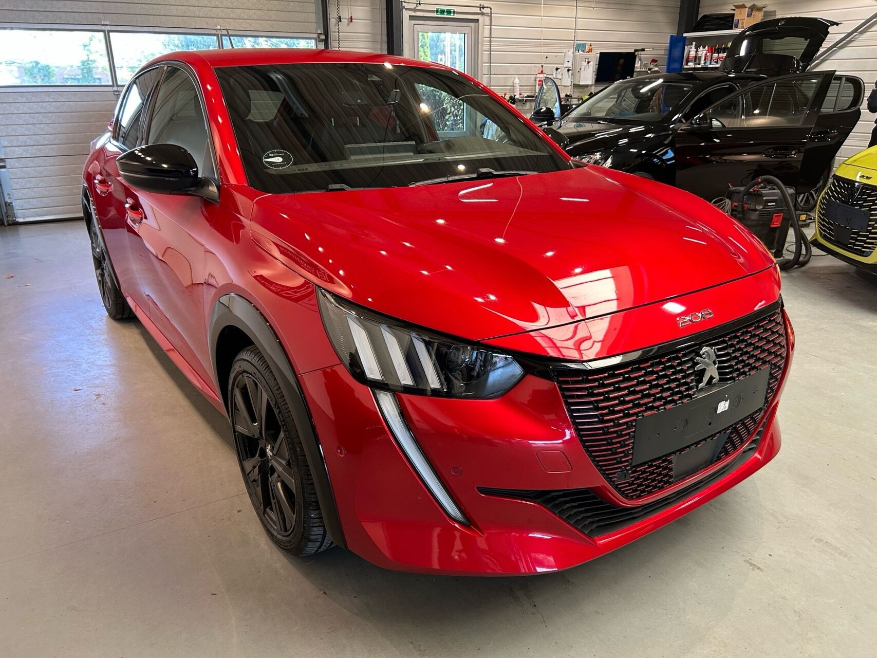 Rød Peugeot e-208 fra 2023