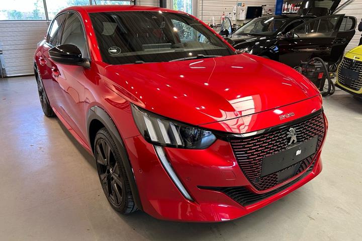 Rød Peugeot e-208 fra 2023