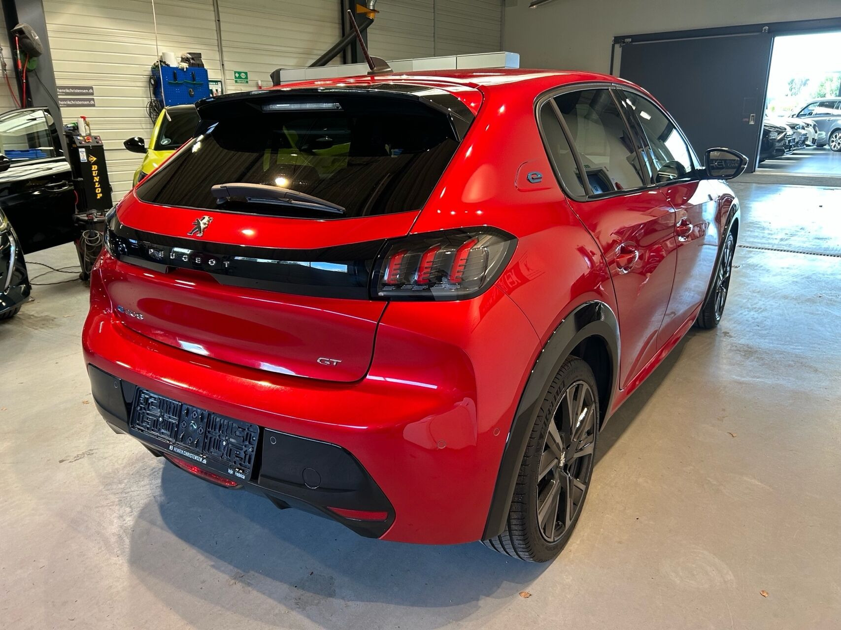 Rød Peugeot e-208 fra 2023
