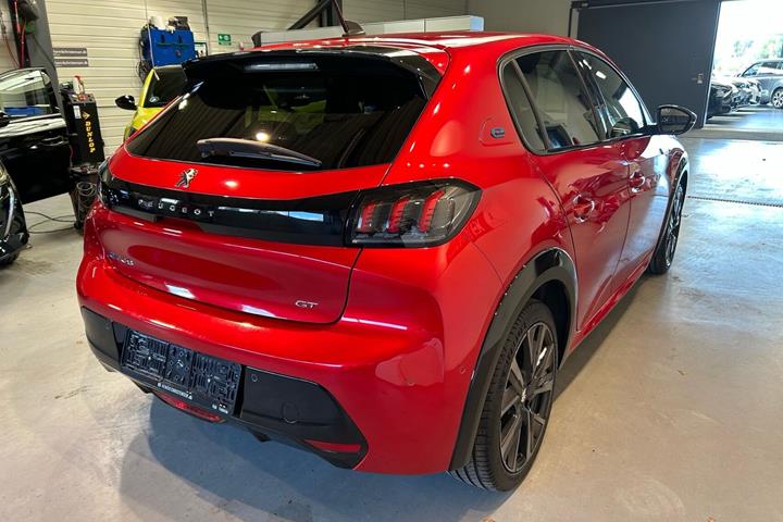 Rød Peugeot e-208 fra 2023