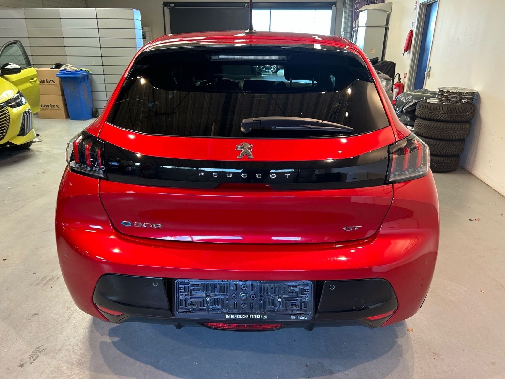 Rød Peugeot e-208 fra 2023