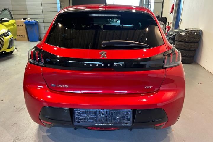Rød Peugeot e-208 fra 2023
