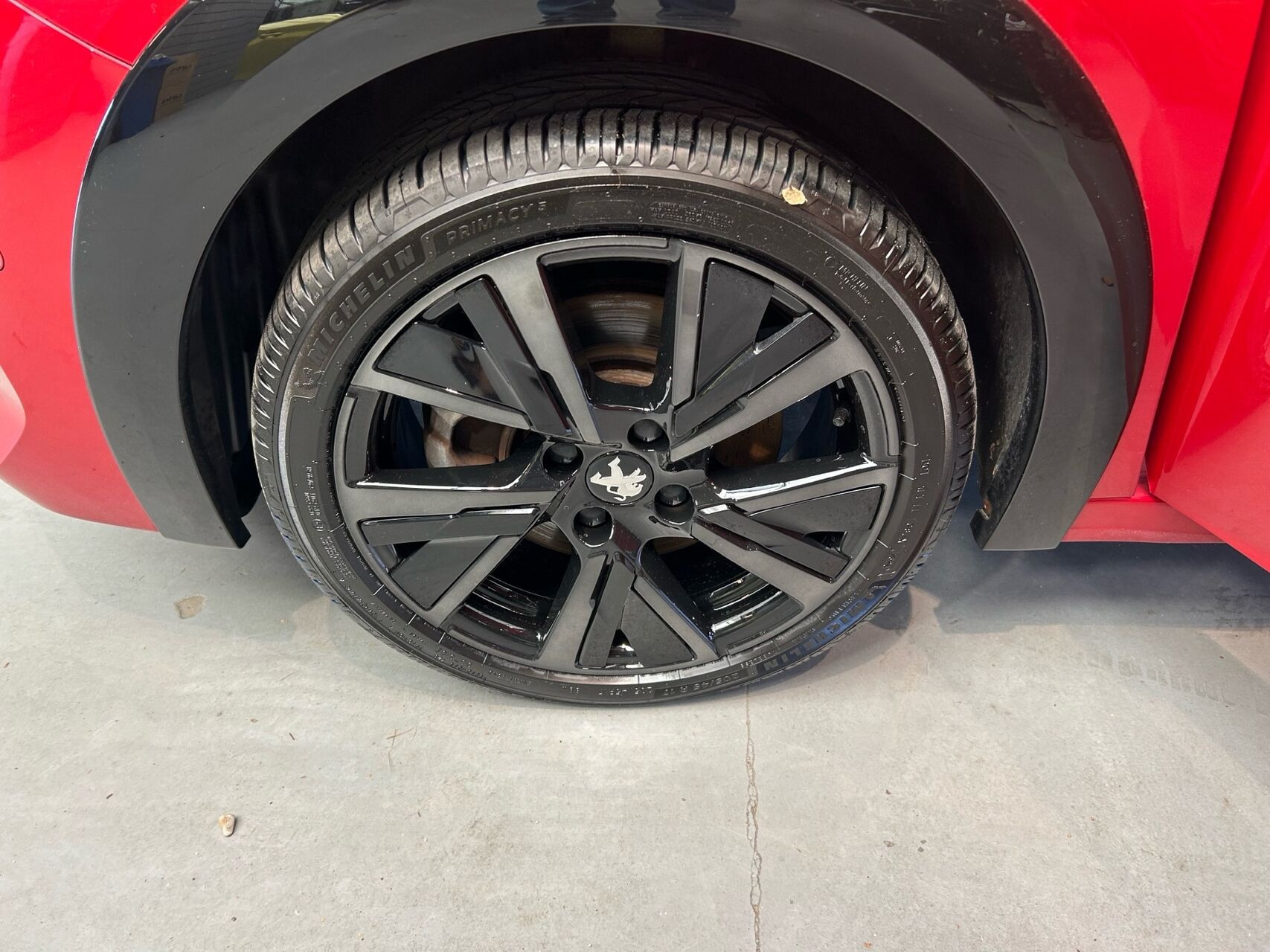 Rød Peugeot e-208 fra 2023