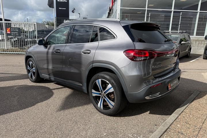 Grå Mercedes EQA250+ fra 2023