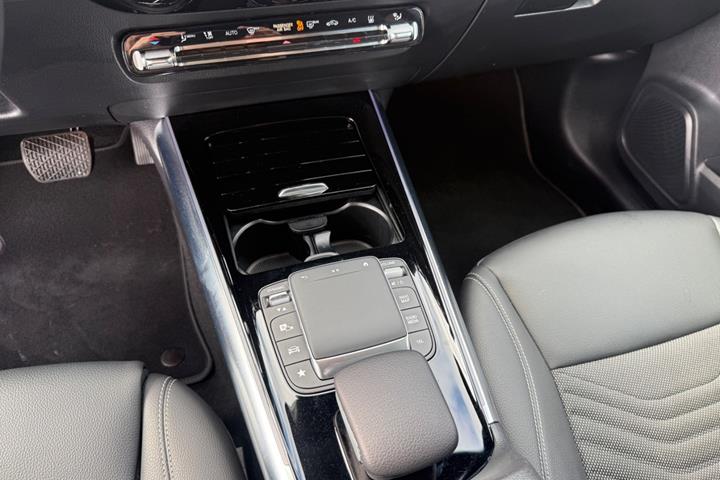 Grå Mercedes EQA250+ fra 2023