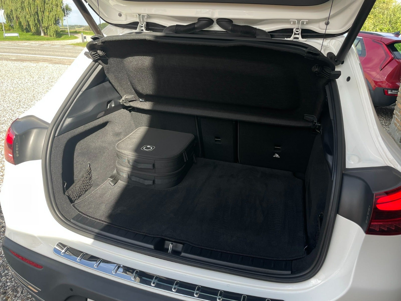 Hvid Mercedes EQA250+ fra 2024
