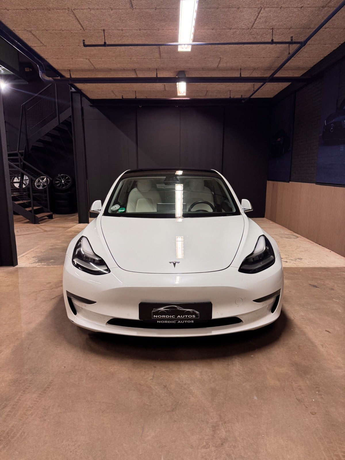 Hvid Tesla Model 3 fra 2020