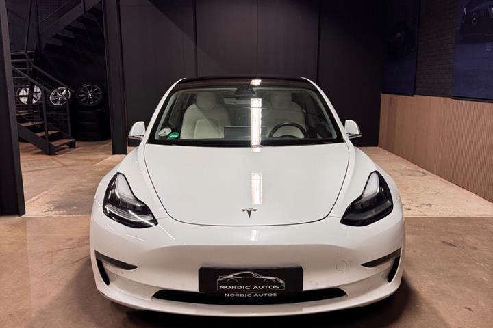 Hvid Tesla Model 3 fra 2020