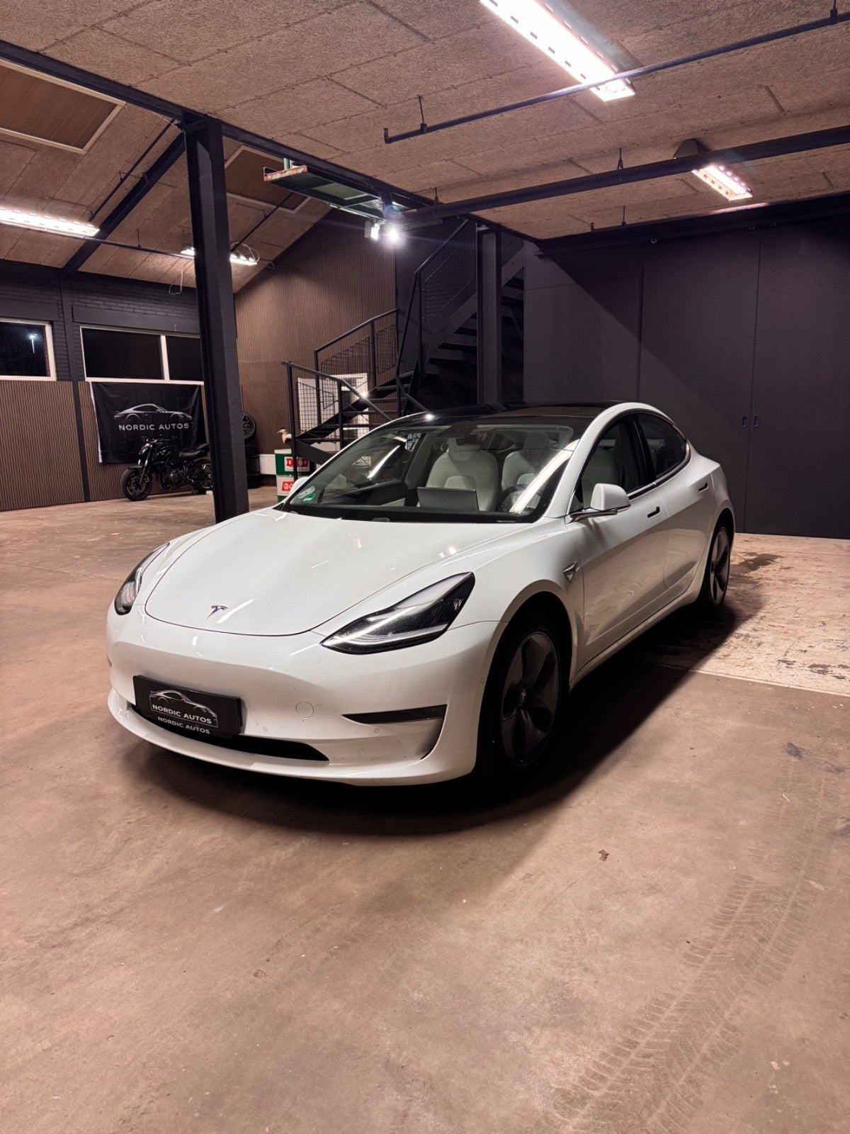 Hvid Tesla Model 3 fra 2020
