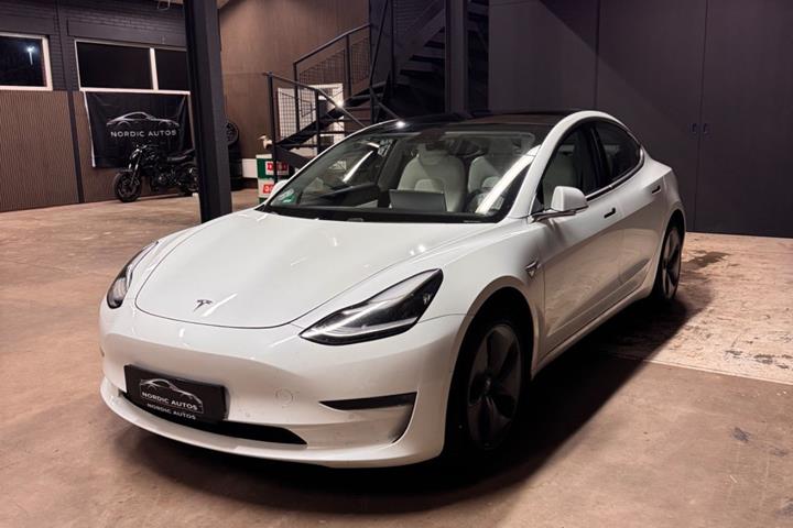 Hvid Tesla Model 3 fra 2020