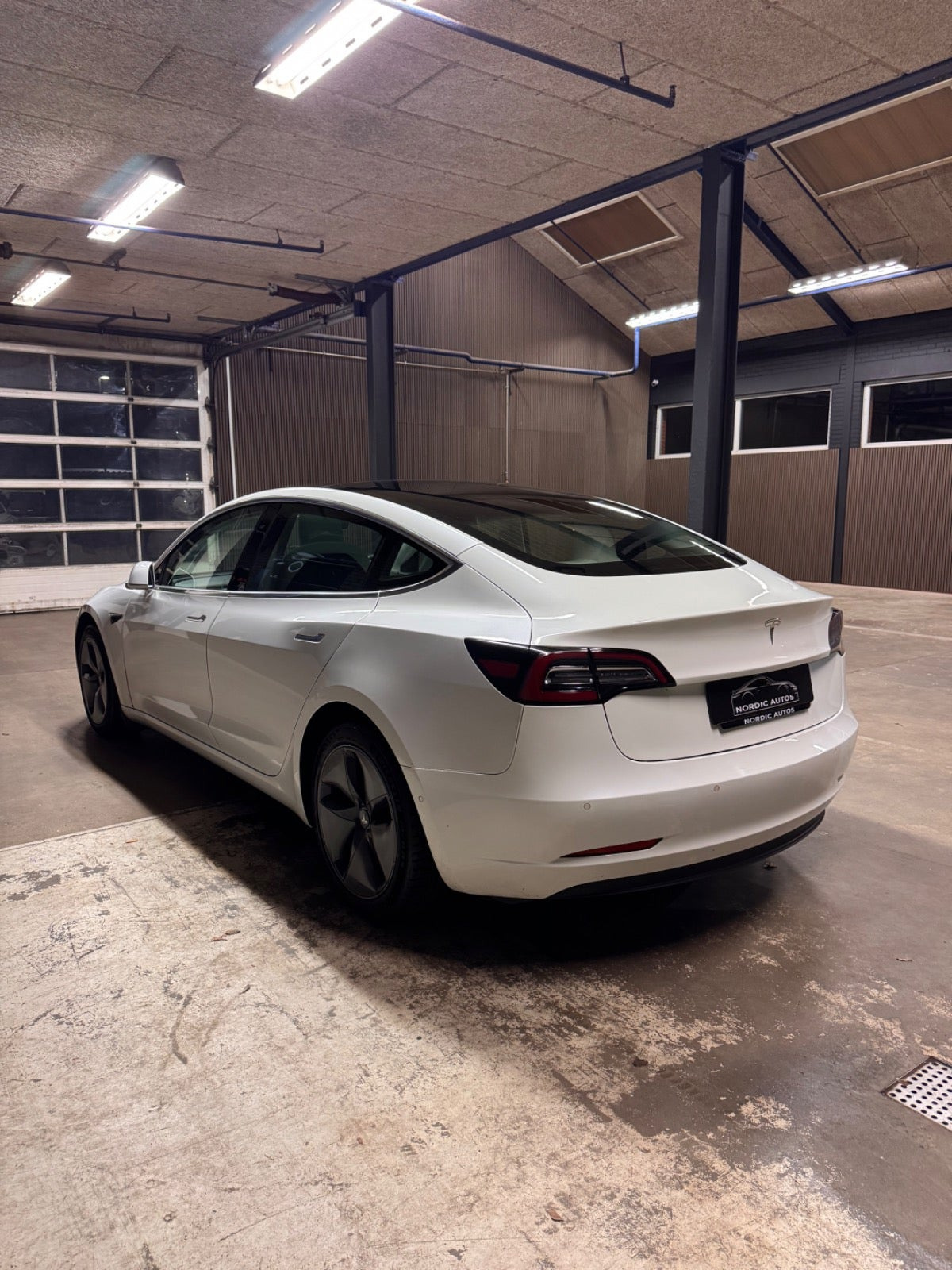 Hvid Tesla Model 3 fra 2020