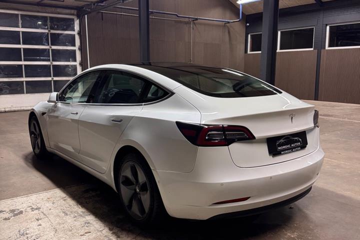 Hvid Tesla Model 3 fra 2020