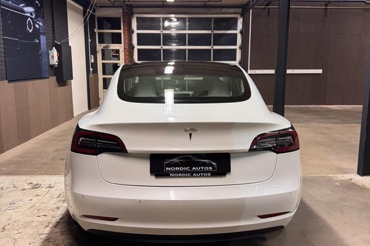 Hvid Tesla Model 3 fra 2020