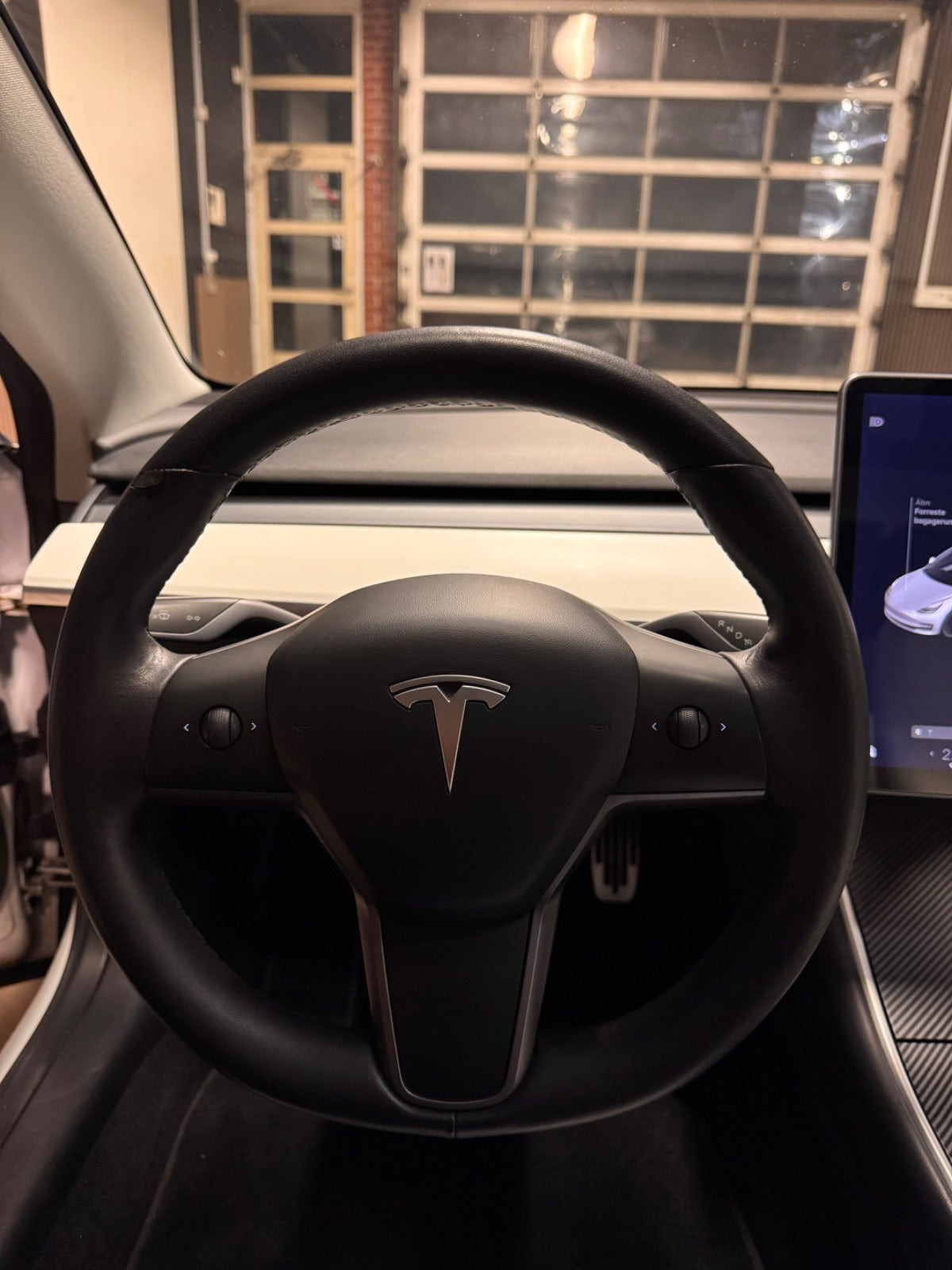 Hvid Tesla Model 3 fra 2020