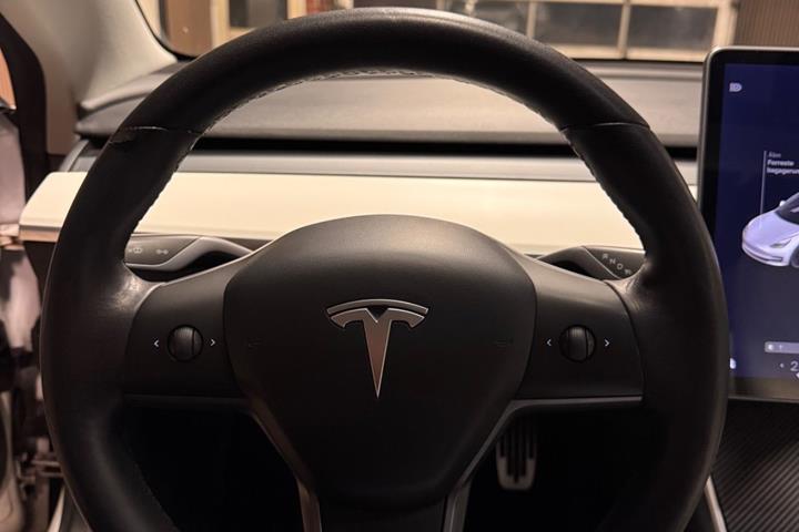Hvid Tesla Model 3 fra 2020