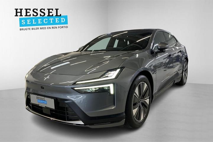 Hvid Polestar 4 fra 2025 set udefra