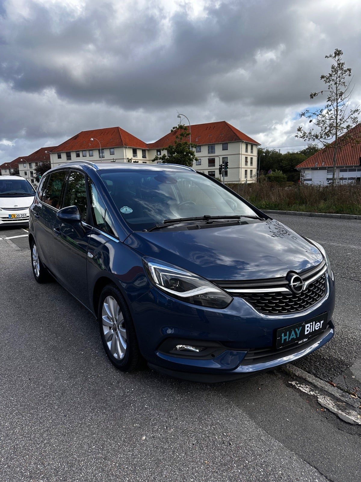 Blå Opel Zafira Tourer fra 2017