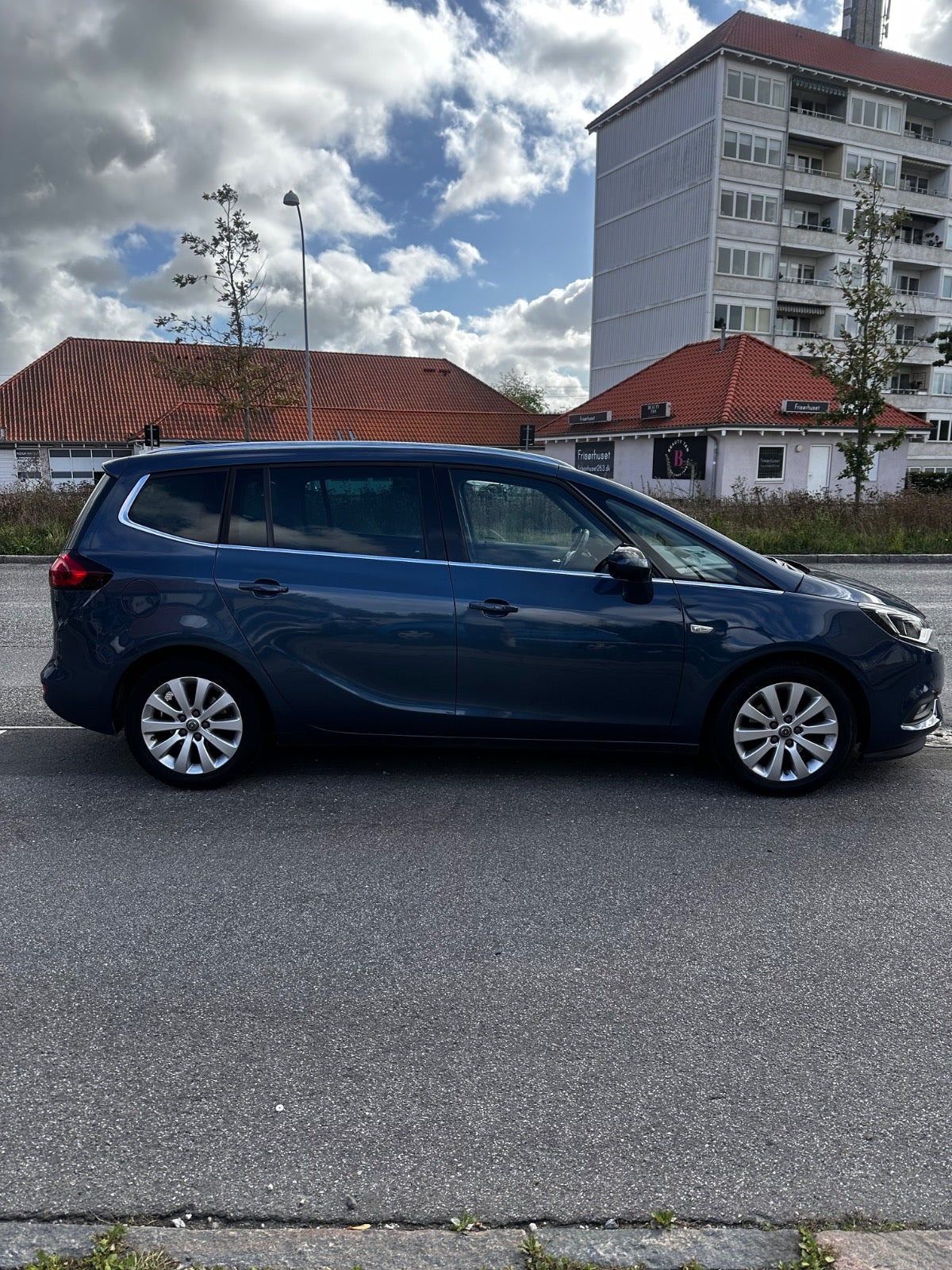 Blå Opel Zafira Tourer fra 2017
