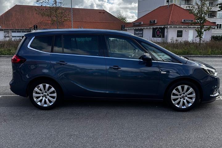 Blå Opel Zafira Tourer fra 2017