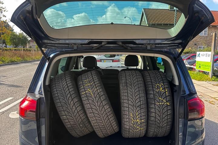 Blå Opel Zafira Tourer fra 2017