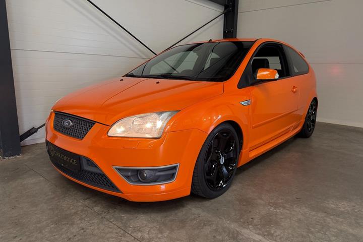 Rød Ford Focus fra 2006