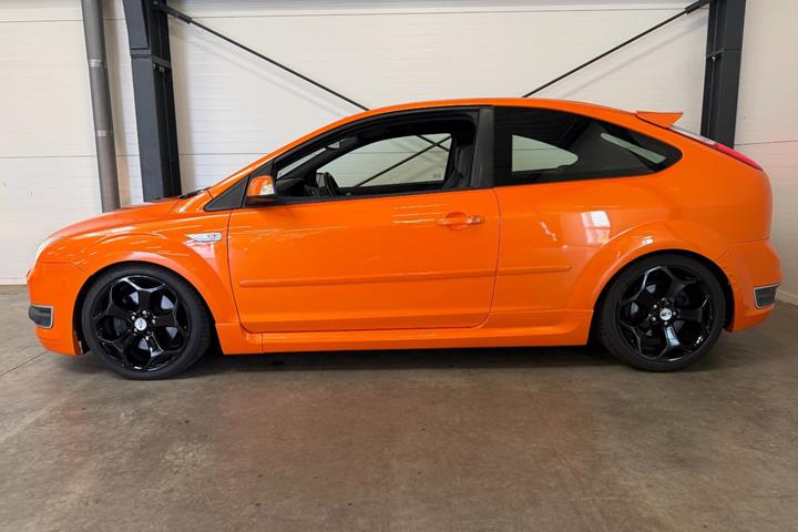 Rød Ford Focus fra 2006