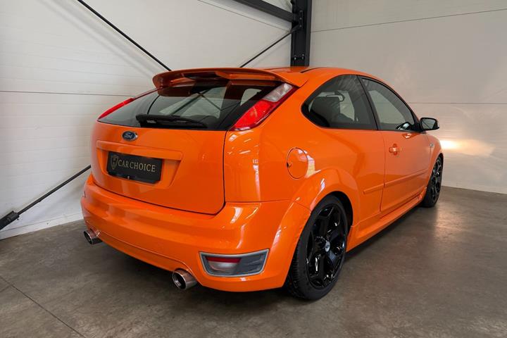 Rød Ford Focus fra 2006