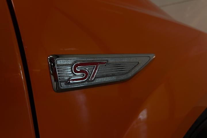 Rød Ford Focus fra 2006