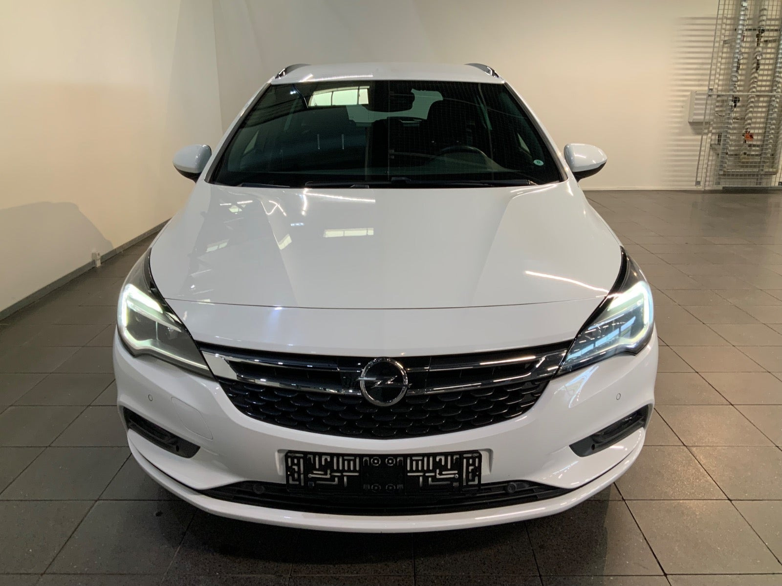 Hvid Opel Astra fra 2019