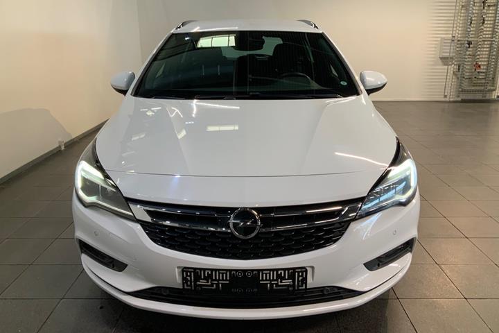 Hvid Opel Astra fra 2019