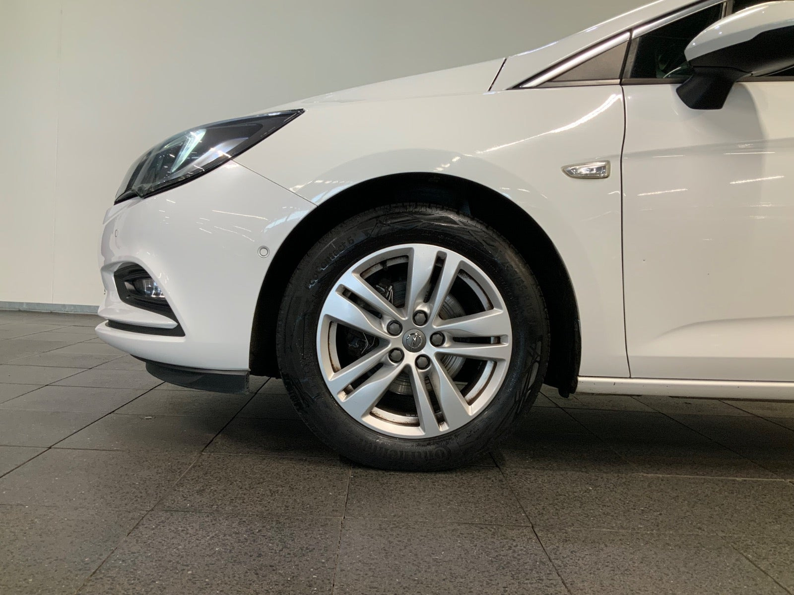 Hvid Opel Astra fra 2019