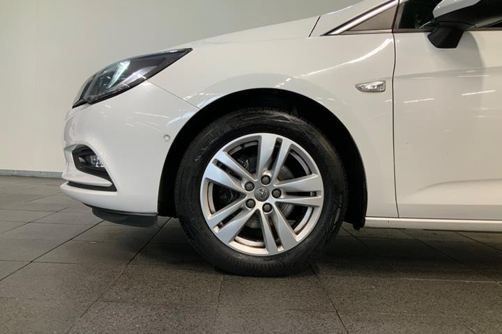 Hvid Opel Astra fra 2019