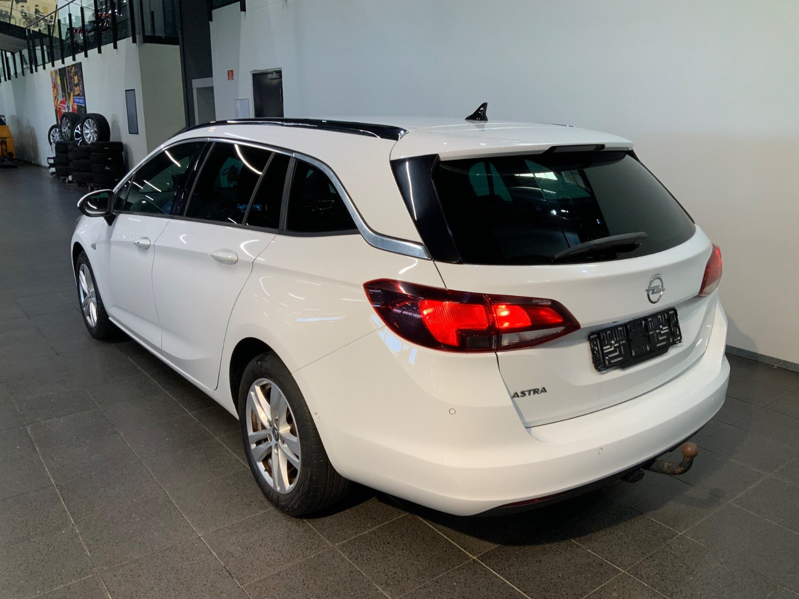 Hvid Opel Astra fra 2019