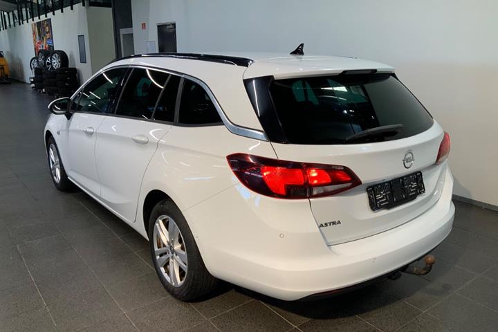 Hvid Opel Astra fra 2019