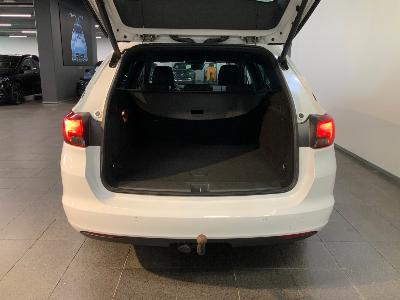 Hvid Opel Astra fra 2019