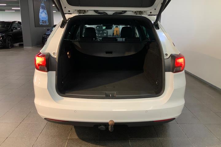 Hvid Opel Astra fra 2019